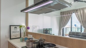 Deluxe appartement, 3 slaapkamers, uitzicht op de stad | Privékitchenette | Een koelkast met diepvriezer, een microgolfoven, een kookplaat