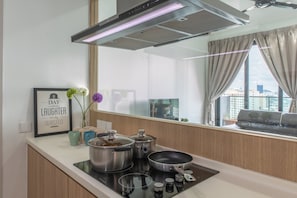 Deluxe Apartment, 3 Bedrooms, City View | Private kitchenette | Full-sized fridge, microwave, stovetop, cookware/dishes/utensils - The Leafz Homestay by Goopro (Kuala Lumpur)