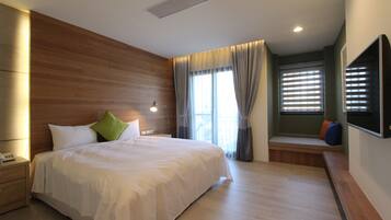 Skrivebord, blendingsgardiner, wi-fi (inkludert) og sengetøy