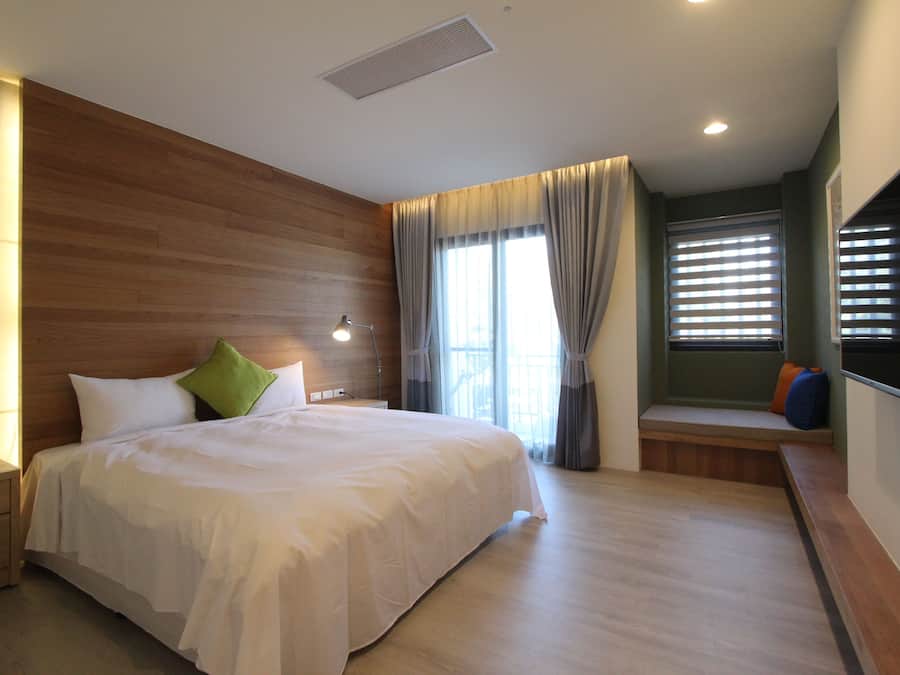 Skrivebord, blendingsgardiner, wi-fi (inkludert) og sengetøy