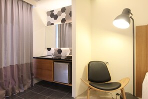 Duschwanne, Regendusche, kostenlose Toilettenartikel, Haartrockner