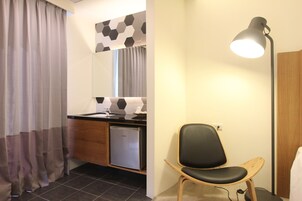 Combined shower/tub, rainfall showerhead, free toiletries, hair dryer