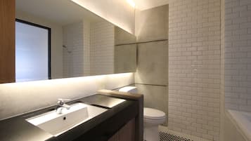 Combined shower/tub, rainfall showerhead, free toiletries, hair dryer