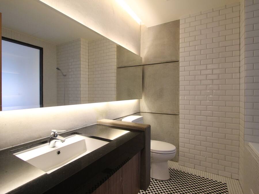 Combined shower/tub, rainfall showerhead, free toiletries, hair dryer