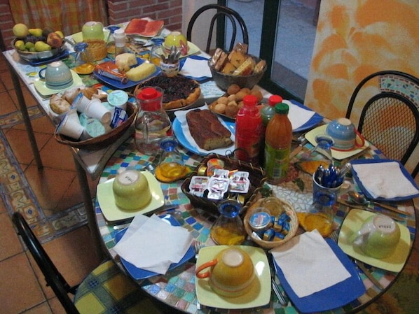 Tägliches inbegriffenes kontinentales Frühstück