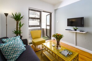 Apartamento Confort, 1 cama de matrimonio, no fumadores | Zona de estar | Una televisión de pantalla plana