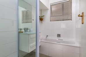 Apartamento Confort, 1 cama de matrimonio, no fumadores | Baño | Bañera y ducha independientes y artículos de higiene personal gratuitos