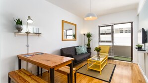Appartamento Comfort, 1 letto queen, non fumatori | Area soggiorno | TV a schermo piatto