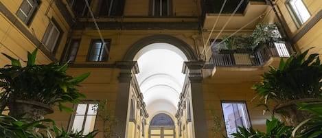 Camera Superior con letto matrimoniale o 2 letti singoli, non fumatori | Vista cortile