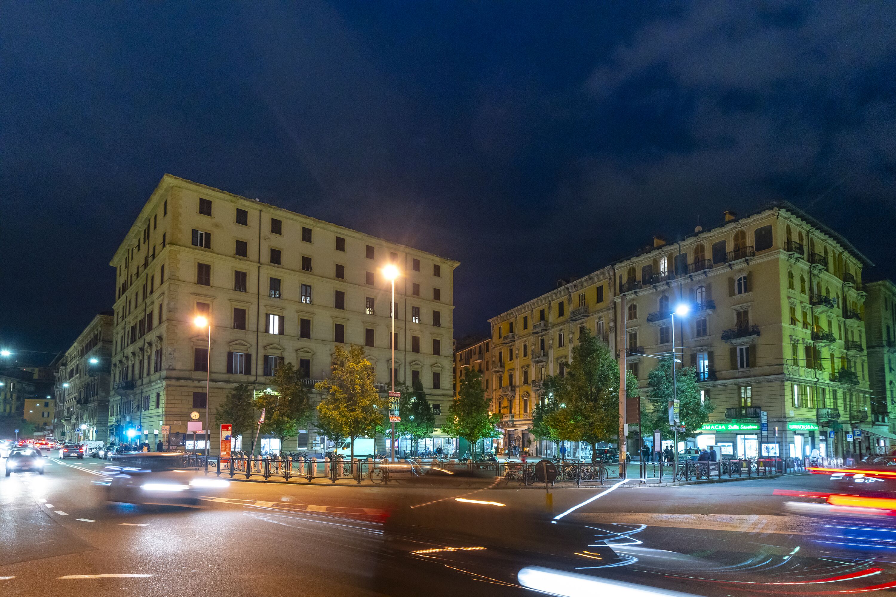 Majoituspaikan julkisivu illalla/yöllä