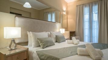 Double Room | Minibar, in-room safe, iron/ironing board, free WiFi