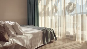 Suite, privat basseng | Minibar, safe på rommet, skrivebord og lydisolert