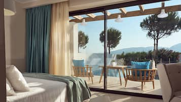 Suite, piscina privata | Minibar, una cassaforte in camera, una scrivania, insonorizzazione
