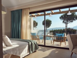 Phòng Suite, hồ bơi riêng | Minibar, két bảo mật tại phòng, bàn, phòng cách âm 
