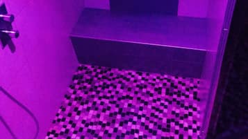 Superior Room | Bathroom shower