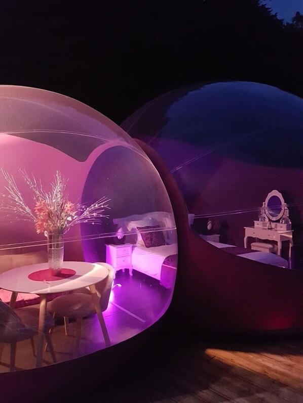 Un intérieur moderne avec une table ronde, des chaises et un lit à baldaquin.