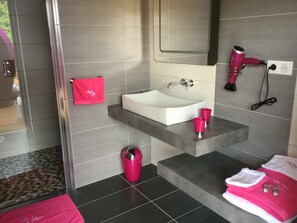 Superior-Zimmer | Badezimmer | Dusche, kostenlose Toilettenartikel, Haartrockner, Bademäntel