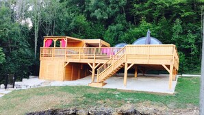 A wooden cabin with a balcony and a dome structure. - La Bulle Des Anges (Illoud)
