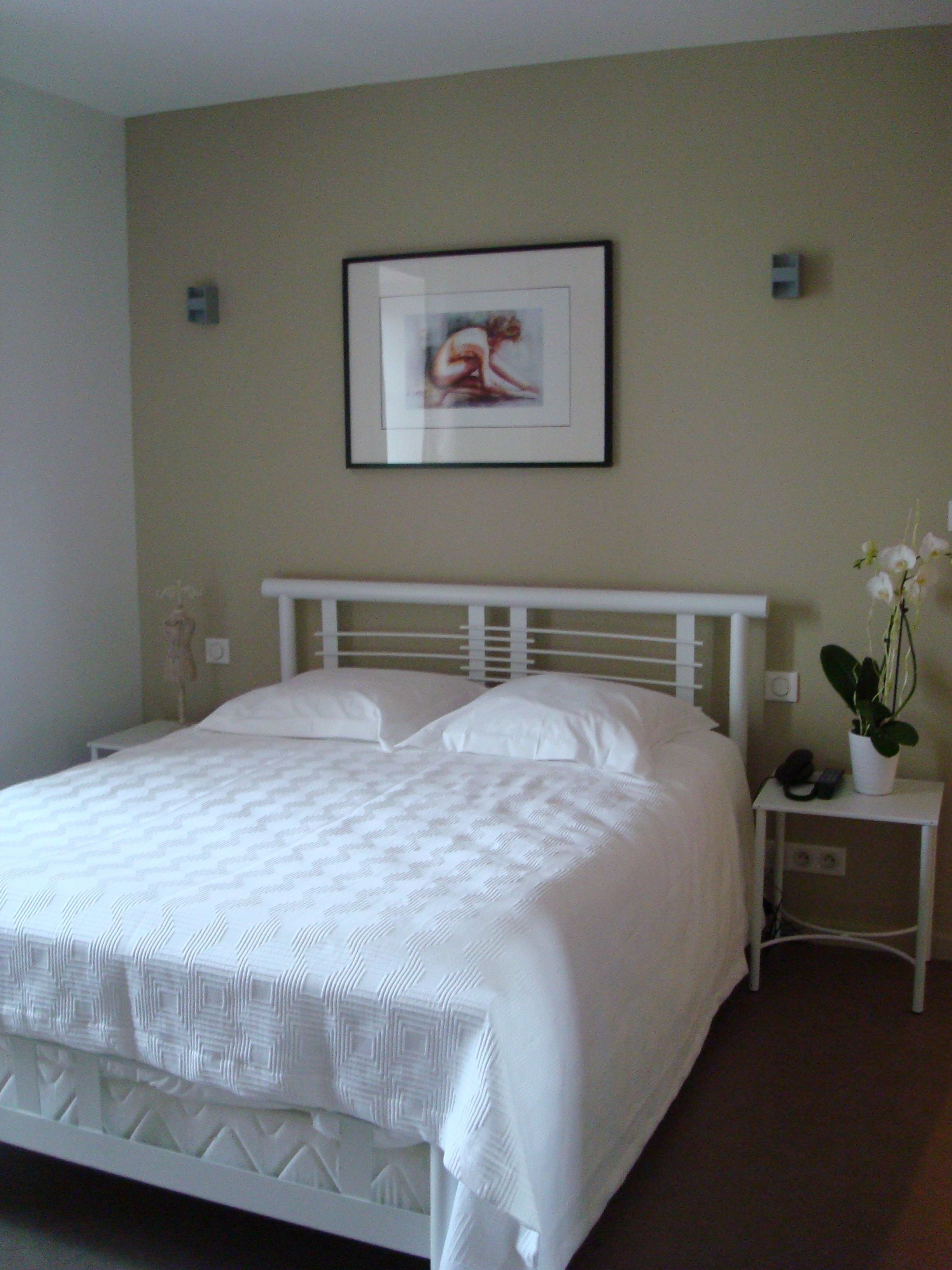 Tweepersoonskamer | Individueel gedecoreerd, individueel gemeubileerd, een bureau