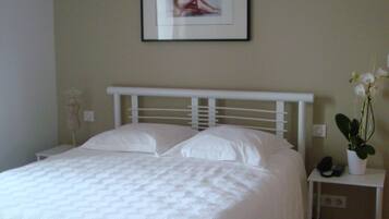 Tweepersoonskamer | Individueel gedecoreerd, individueel gemeubileerd, een bureau