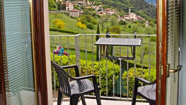 A balcony with a view of a mountainous village. - Holideal Casa Lauretta (Tremosine)