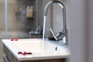 Douche, sèche-cheveux, serviettes fournies, shampoing