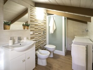 Doccia, asciugacapelli, bidet, asciugamani