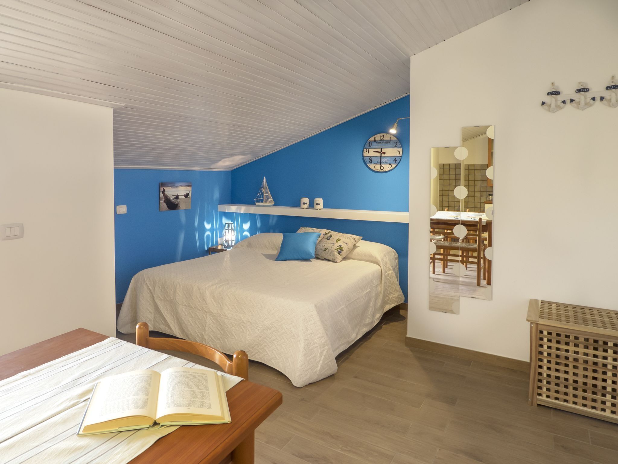 Iron/ironing board, bed sheets