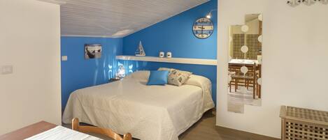 Strykjärn/strykbräda och sängkläder