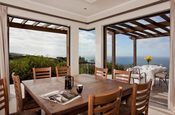 Deluxe House, 4 Bedrooms, Non Smoking, Sea View | Living room | Plasma TV, fireplace - 1 Squarerigger (Knysna)