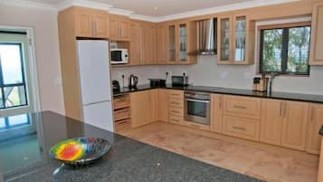 Refrigerador con freezer, horno, placa de cocina, lavavajillas
