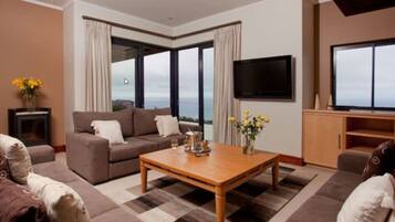 Deluxe House, 4 Bedrooms, Non Smoking, Sea View | Living area | Plasma TV, fireplace