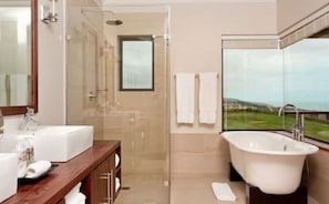 Deluxe House, 4 Bedrooms, Non Smoking, Sea View | Bathroom | Free toiletries, towels