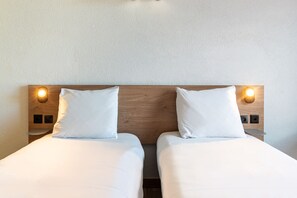 Ropa de cama de alta calidad y caja de seguridad en la habitación 