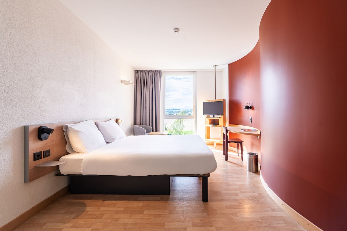 Tweepersoonskamer | Luxe beddengoed, een kluis op de kamer, een bureau