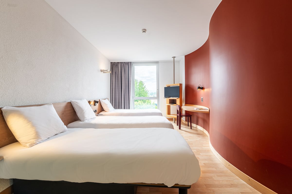 Driepersoonskamer | Luxe beddengoed, een kluis op de kamer, een bureau