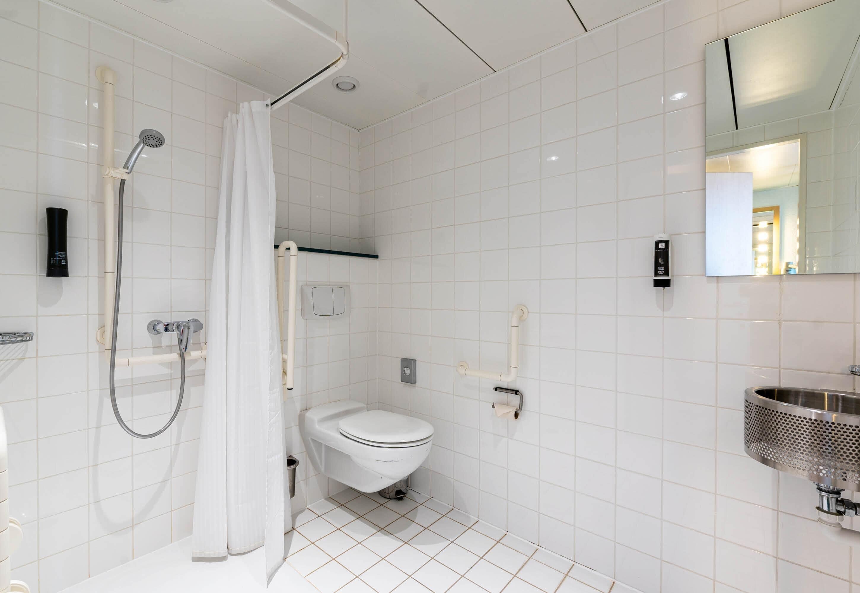 Douche, sèche-cheveux, serviettes fournies