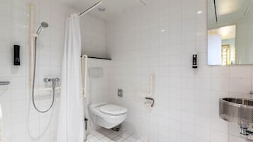 Douche, sèche-cheveux, serviettes fournies