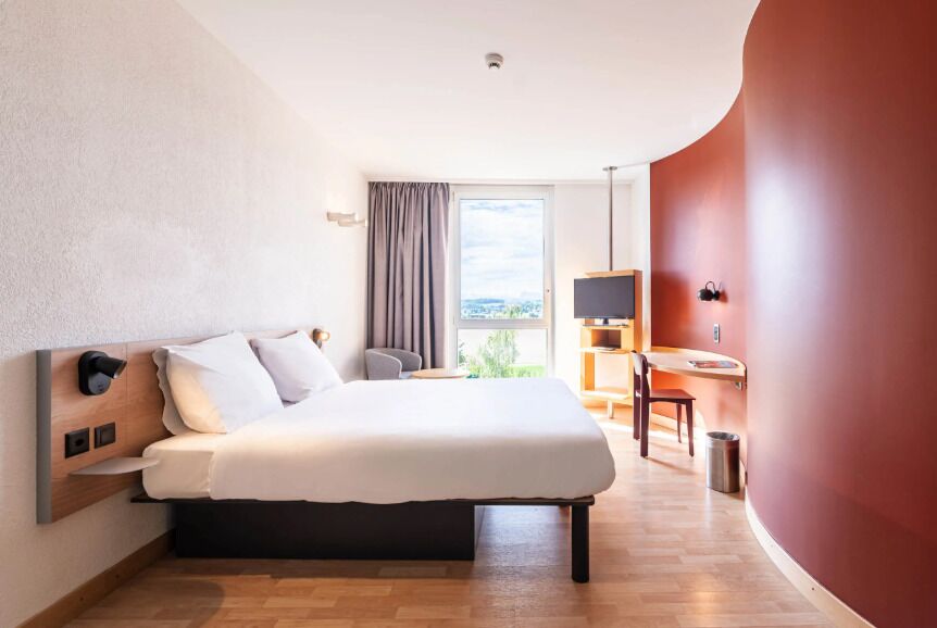 Kahden hengen huone | Ylelliset vuodevaatteet, tallelokero huoneessa, työpöytä, pimennysverhot