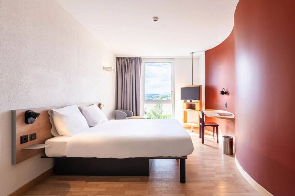 Kahden hengen huone | Ylelliset vuodevaatteet, tallelokero huoneessa, työpöytä, pimennysverhot