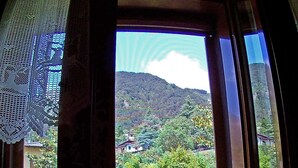 A window with a view of a green landscape and a hill in the distance. - Holideal Casa Luisa (Tremosine)