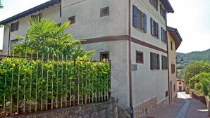 A two-story building with a stone base and a stucco upper section. - Holideal Casa Luisa (Tremosine)