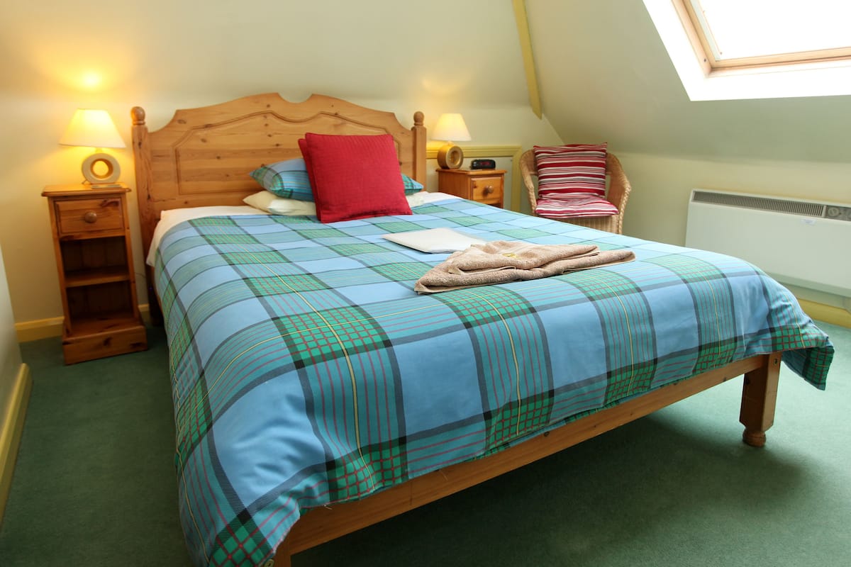 Ropa de cama de alta calidad, minibar y cortinas blackout
