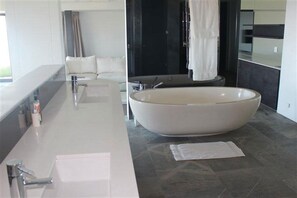 Villa Élite, 4 chambres, non-fumeurs, vue mer | Salle de bain | Articles de toilette gratuits, serviettes fournies