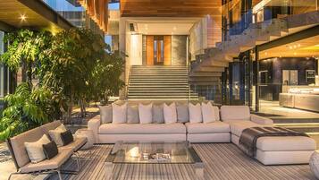 Villa Elite, 4 habitaciones, no fumadores, vistas al mar | Zona de estar | Una televisión de plasma, una chimenea