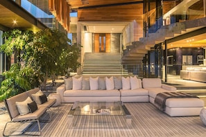 Elite Villa, 4 Bedrooms, Non Smoking, Sea View | Living area | Plasma TV, fireplace - 3 The Cove (Knysna)