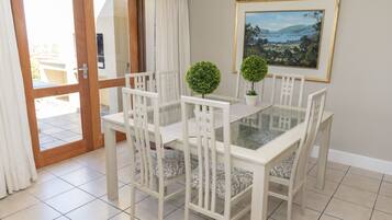 Comfort Villa, 4 Bedrooms, Non Smoking, Partial Ocean View | Living room | Plasma TV, fireplace