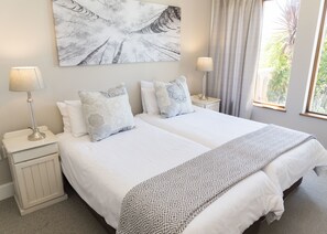 Biệt thự tiện nghi đơn giản, 4 phòng ngủ, không hút thuốc, quang cảnh một góc biển | Khu phòng khách | TV plasma, lò sưởi 