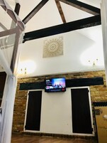 Cortinas blackout y tabla de planchar con plancha 