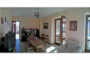 Apartamento, 1 quarto | Área de estar | TV de tela plana